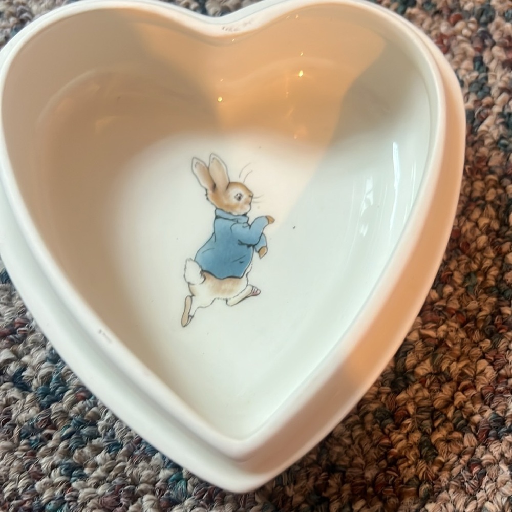 Peter Rabbit Wedgewood nursery set and trinket dish - Picture 5 of 14